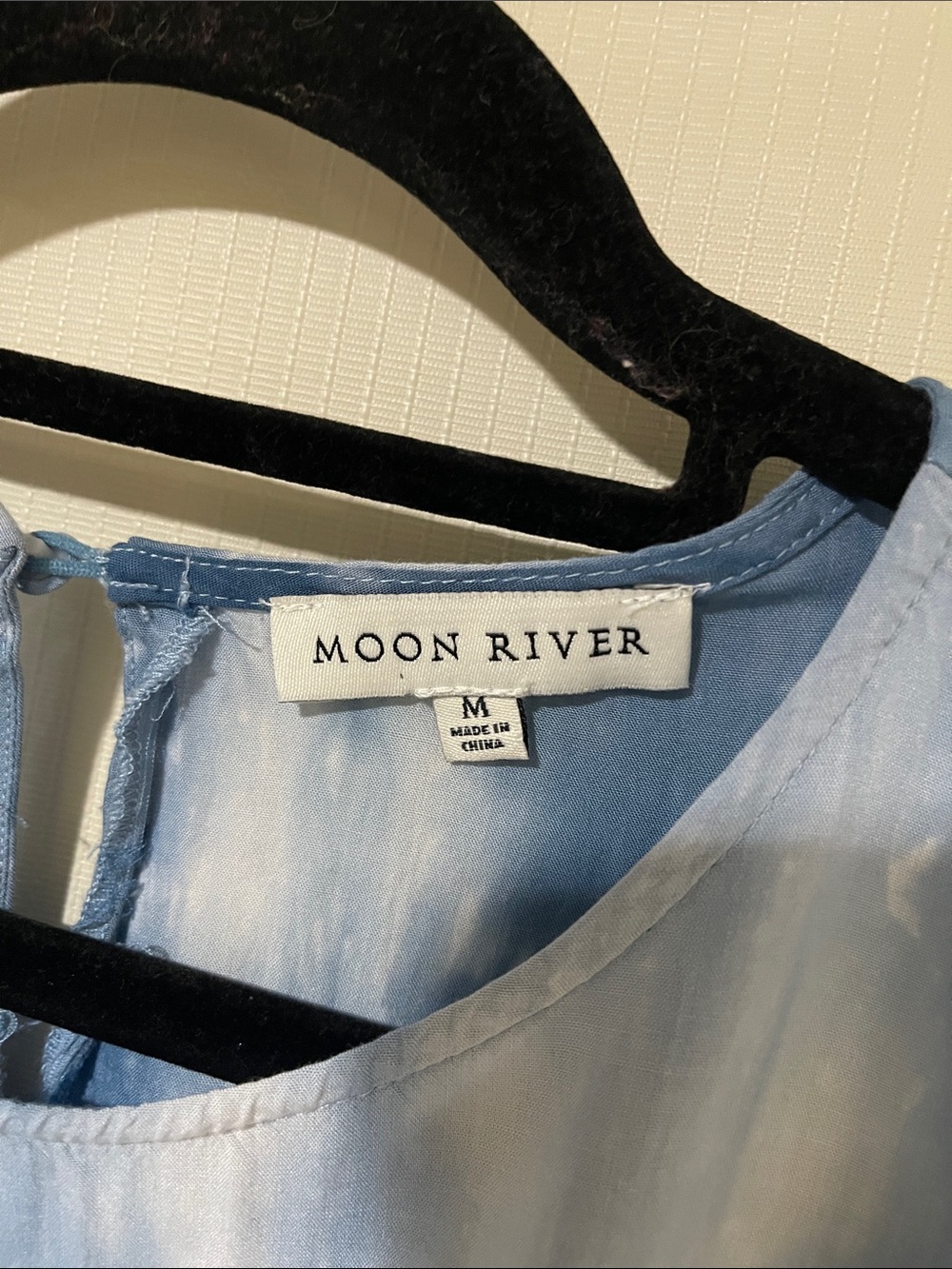 Moon River Light Blue Tie-Dye Tie-Front Crop Top Size Medium like new Condition - Picture 7 of 9